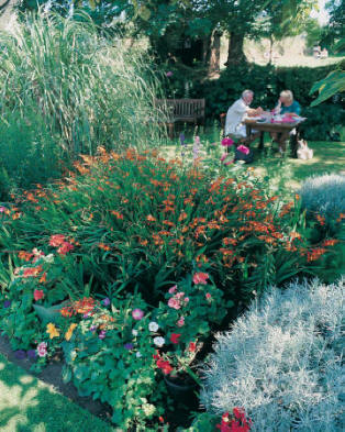 Garden dinding at La Sablonnerie, Sark